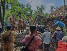 Bupati memimpin langsung kunjungan kegiatan  gotong royong di Kalurahan Balong